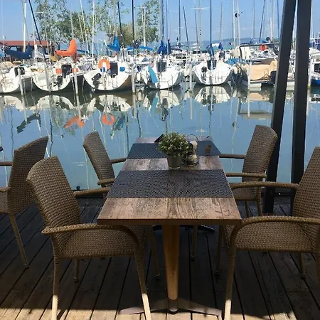 Apartamento Admiral Apartman With Pool And Garden *