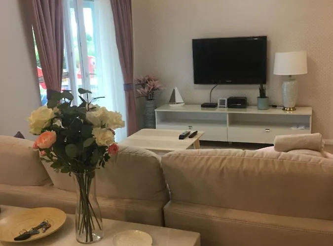 Admiral Apartman With Pool And Garden