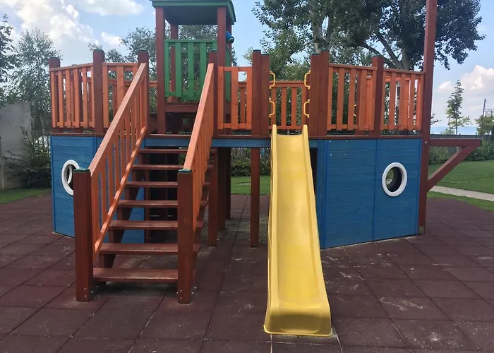 Daire Admiral Apartman With Pool And Garden