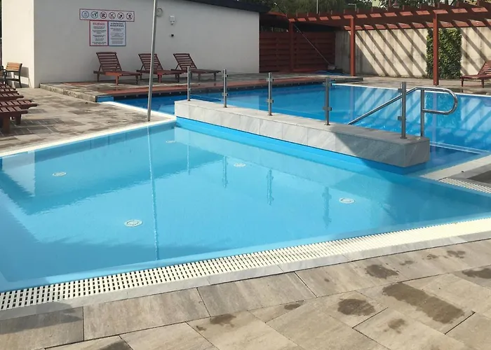 Daire Admiral Apartman With Pool And Garden