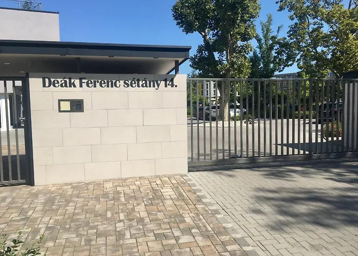 Daire Admiral Apartman With Pool And Garden